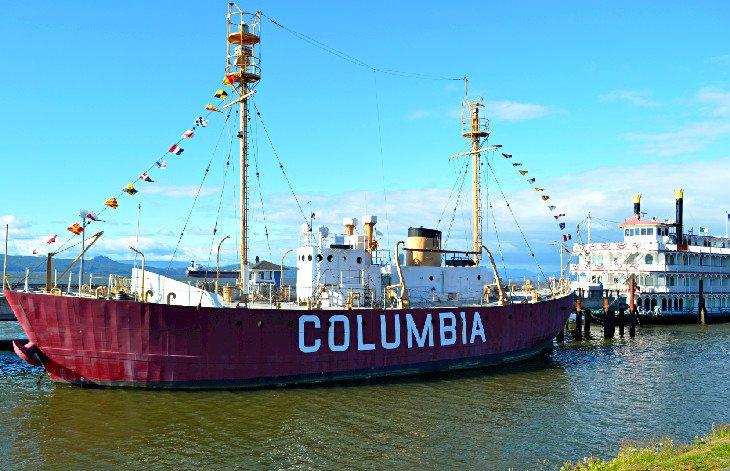 Un barco atracado fuera del Museo Marítimo del Río Columbia