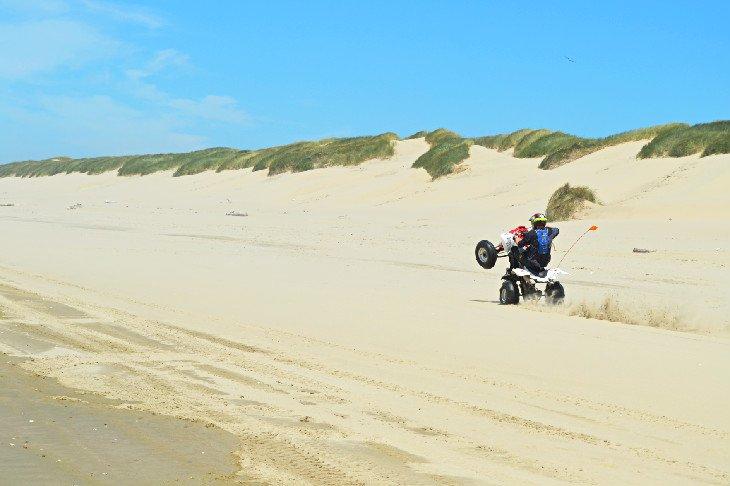Un piloto de OHV disfrutando de la arena en el Área Recreativa Nacional de las Dunas de Oregón