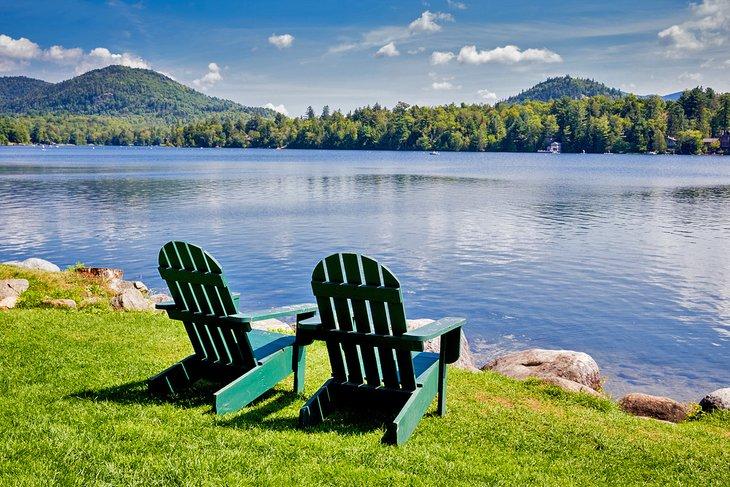 Adirondack-Stühle am Mirror Lake, Lake Placid