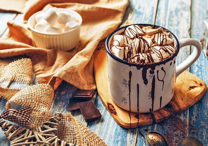 Chocolate caliente cubierto con malvaviscos