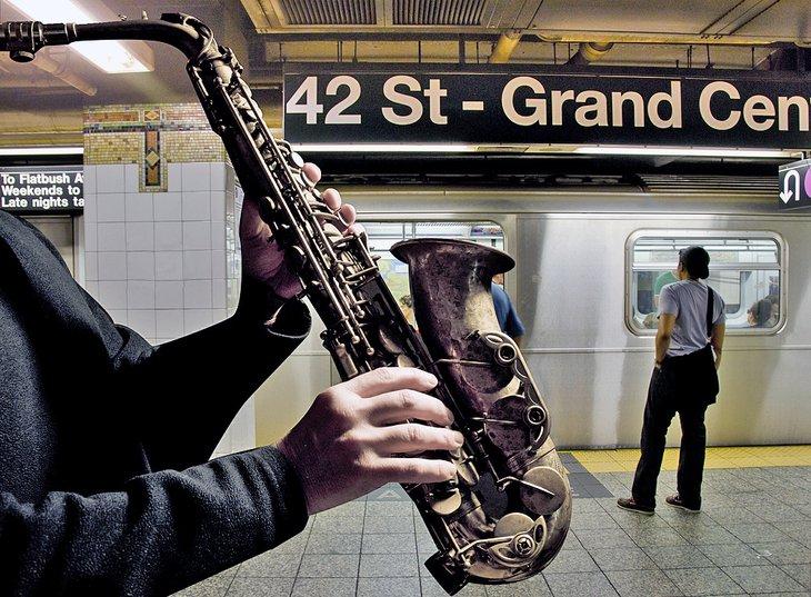 Músico de saxofón en el metro de Nueva York