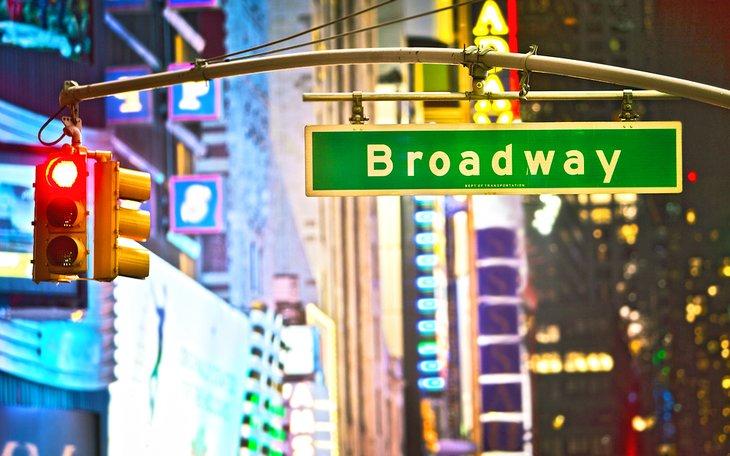 Cartel de Broadway por la noche