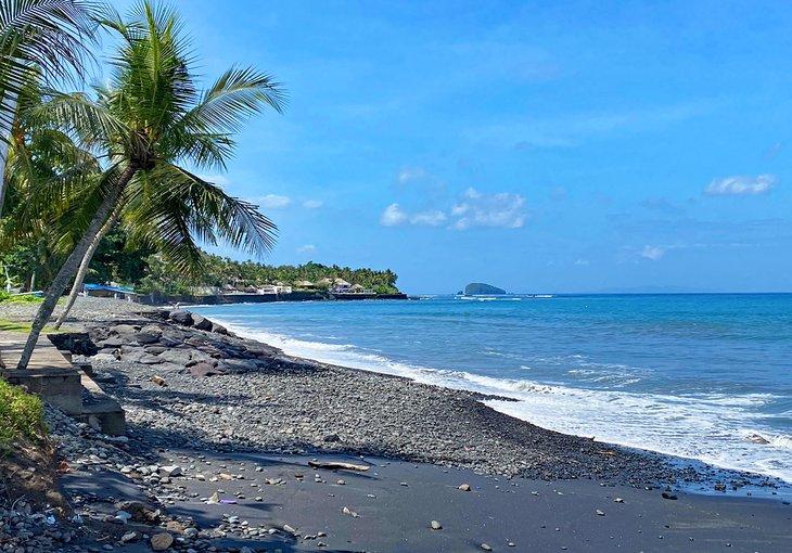Schwarzer Sandstrand in Manggis