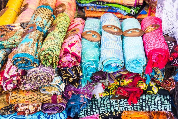 Sarongs zum Verkauf auf dem Ubud Kunstmarkt