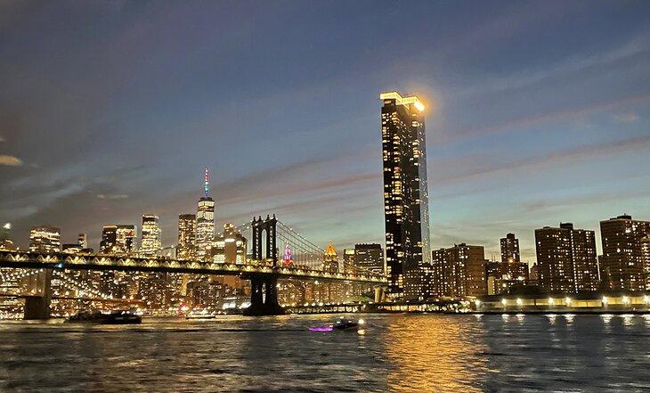 Horizonte de Nueva York de noche desde el ferry
