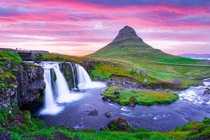 Bunter Sonnenaufgang am Kirkjufellsfoss Wasserfall