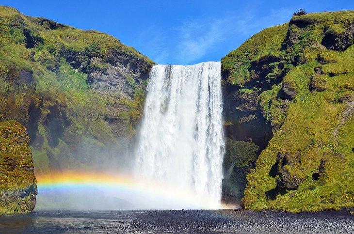 Regenbogen über Skógafoss Wasserfall