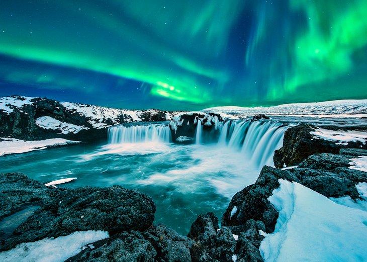 Nordlichter über Goðafoss