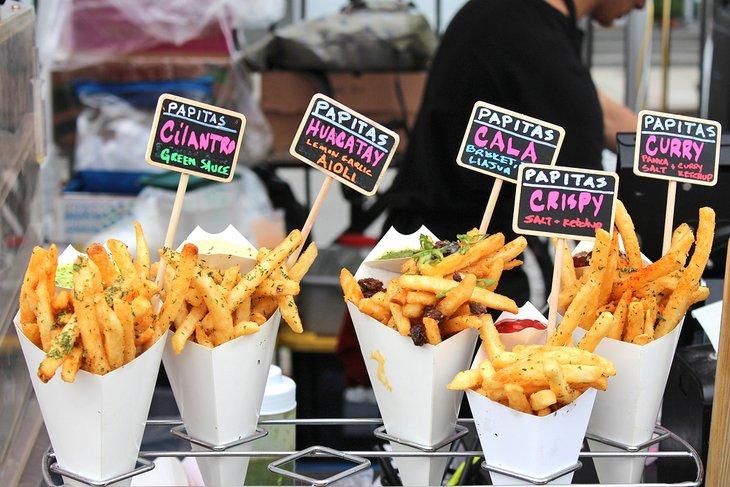 Papas fritas a la venta en el Mercado de Comida Smorgasburg en Williamsburg