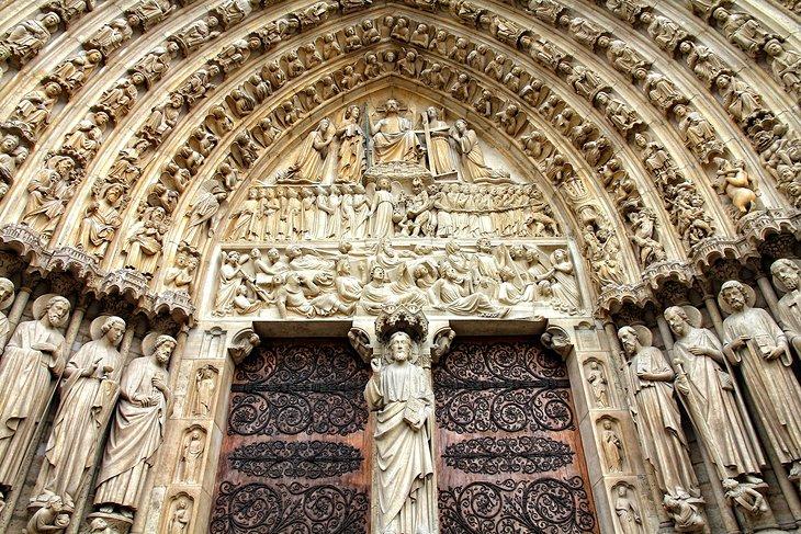 La Fachada Oeste - Reyes e Íconos Cristianos