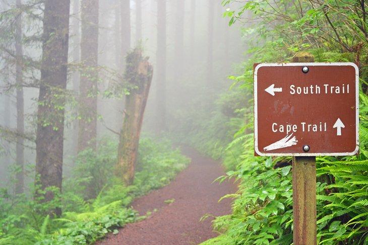 Cartel del sendero en el Parque Estatal Cape Lookout