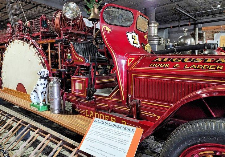 Véhicule incendie ancien au Cole Land Transportation Museum, Bangor, Maine