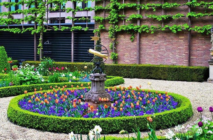 Sonnenuhr im Garten des Museums Willet-Holthuysen