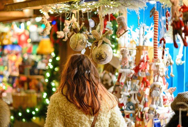 Compras en el mercado navideño