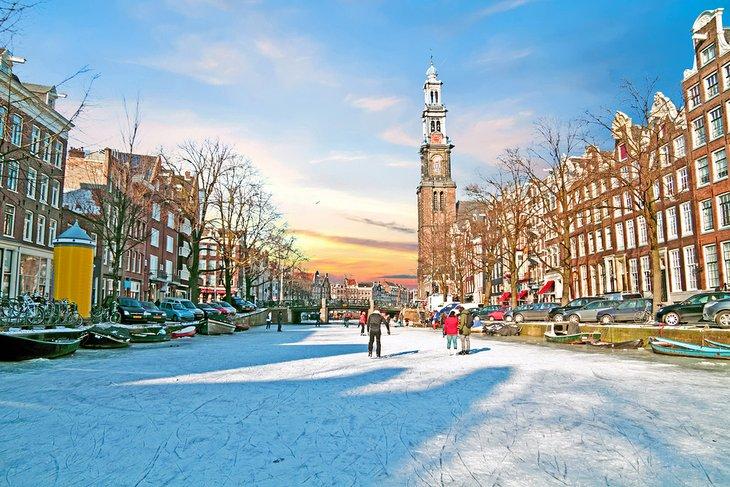 Eisläufer auf einem gefrorenen Kanal in Amsterdam