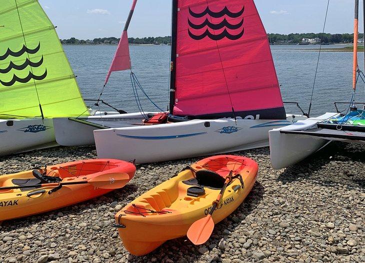 Kayaks y veleros en Longshore
