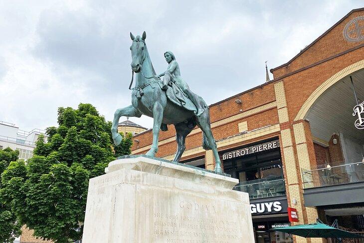 Estatua de la Dama de Godiva en Broadgate Square