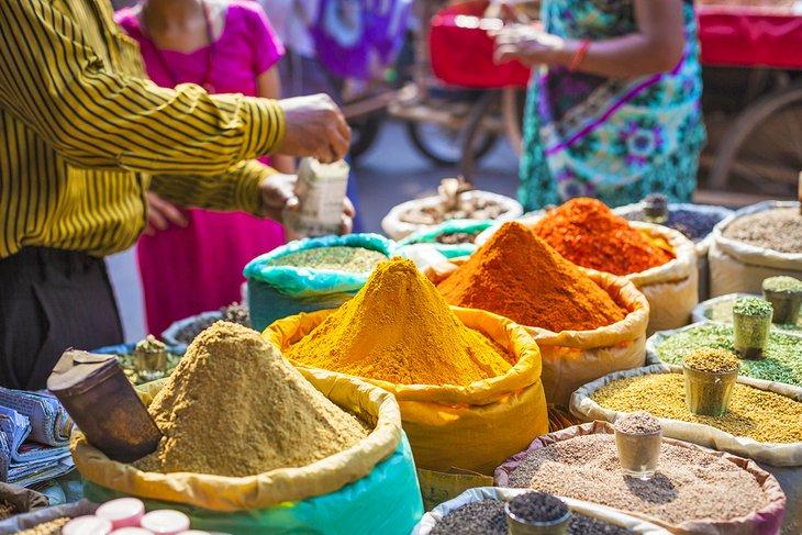 Especias coloridas en un mercado callejero en Dehli
