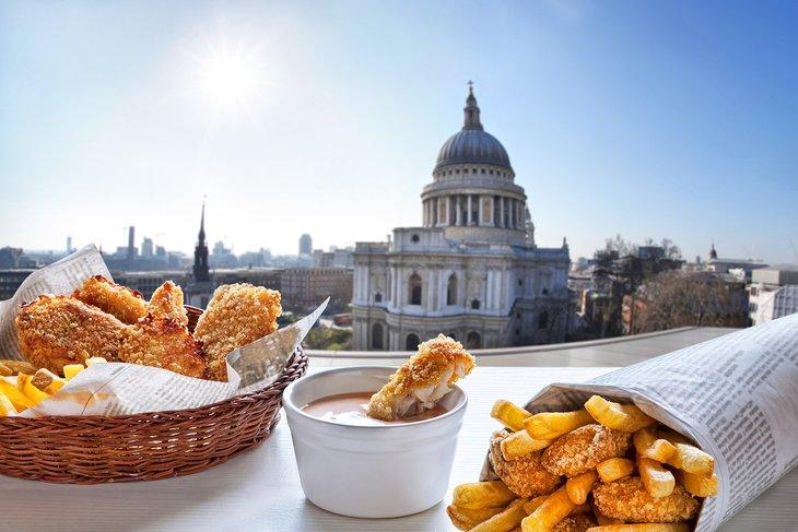 Pescado y papas fritas con vista a la Catedral de San Pablo en Londres