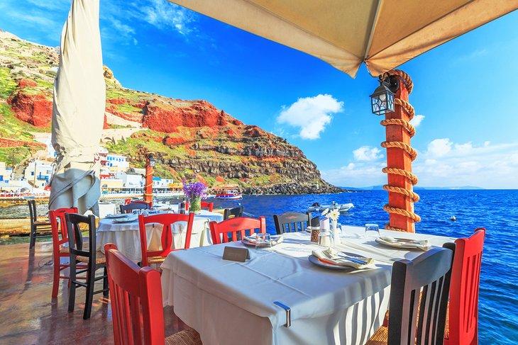 Restaurante junto al agua en Santorini