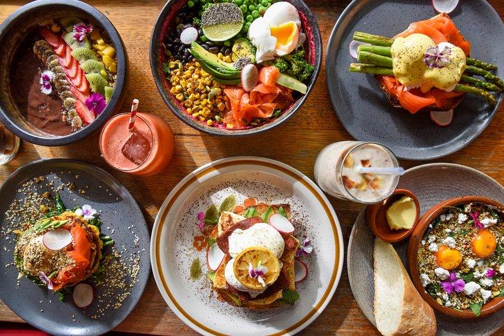 Platos de desayuno en un café en Melbourne