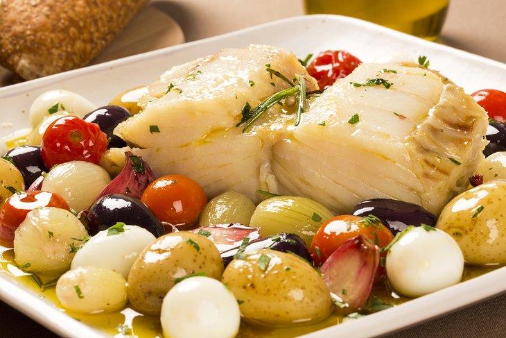 Un plato típico portugués con bacalao llamado Bacalhau do Porto