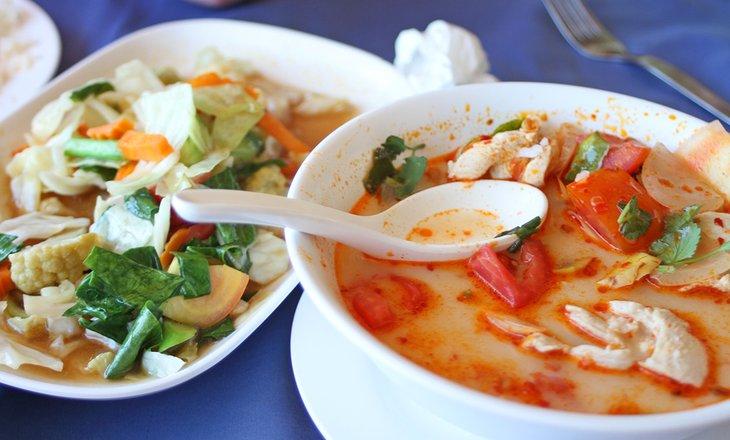 Sopa de pollo al coco y verduras completan una comida en Tailandia
