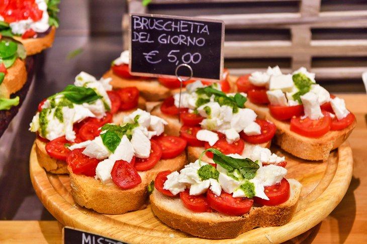 Bruschetta fresca a la venta en Toscana