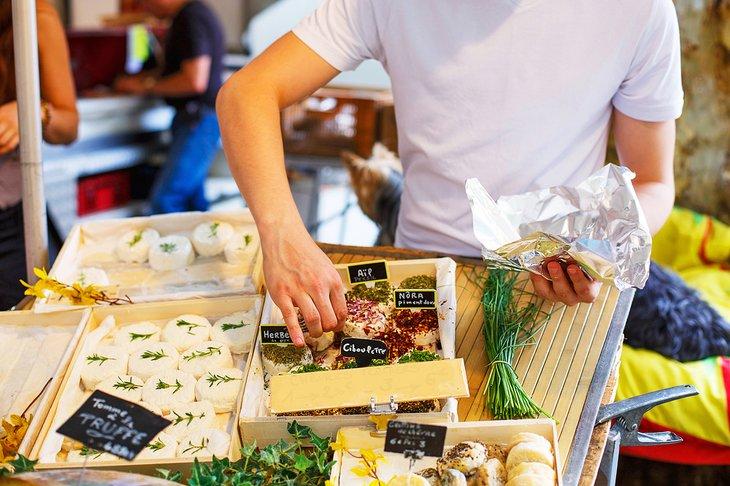 Queso fresco a la venta en un mercado en Provenza