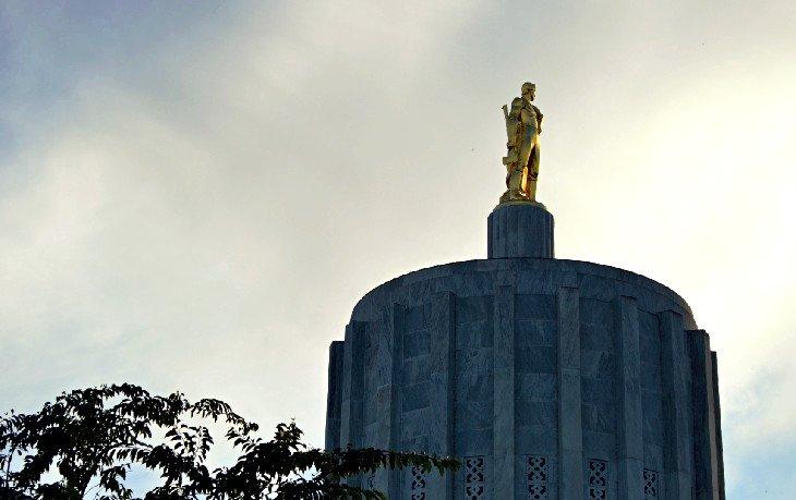 Pionero de Oregón dorado en la cima del Capitolio del Estado en Salem