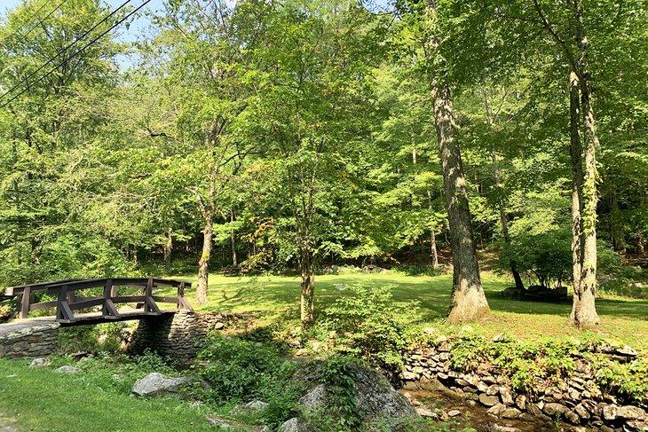 Un puente de madera en el Parque Estatal Macedonia Brook