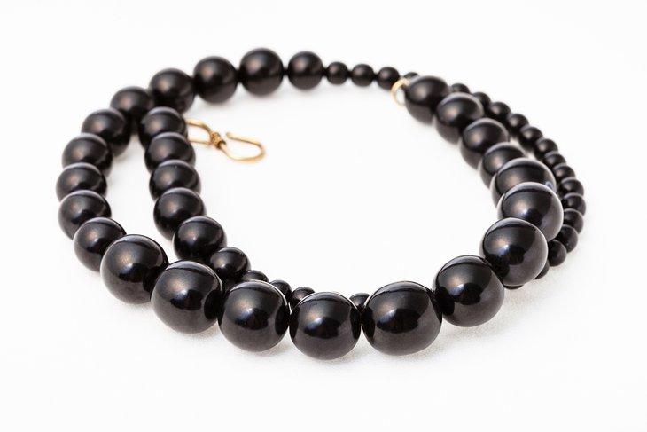 Collar hecho de ámbar pulido (lignito)