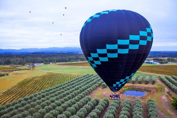 Heißluftballon über dem Hunter Valley