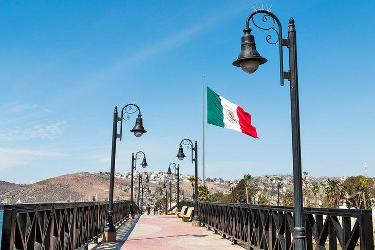 Pont piéton menant au centre-ville d'Ensenada depuis le port de croisière