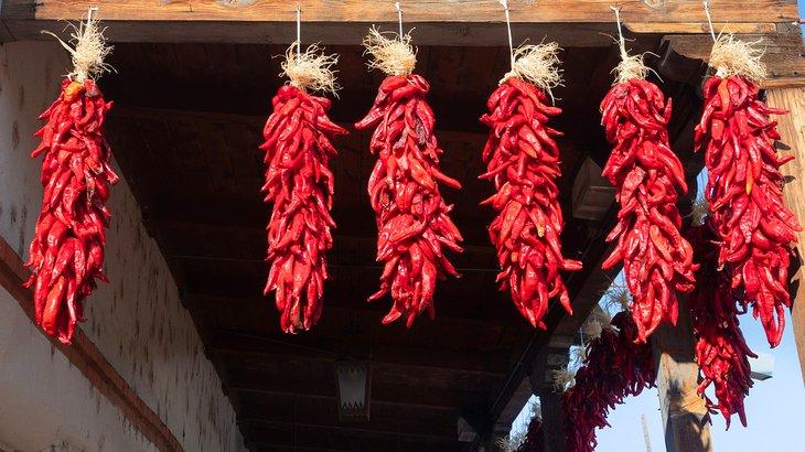 Piments chili suspendus dans la Vieille Ville d'Albuquerque