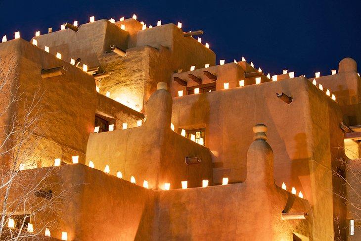 Adobe Santa Fe illuminé par des farolitas