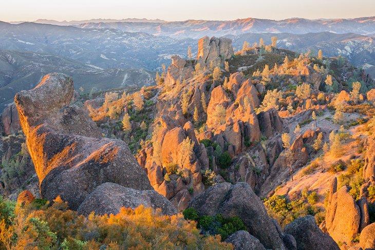 Última luz del día en el Parque Nacional Pinnacles