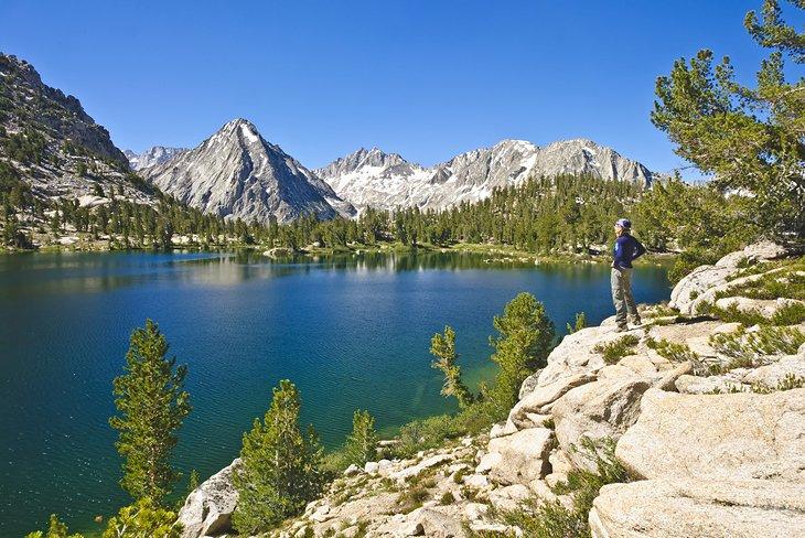 Un lago alto de Sierra en el Parque Nacional Kings Canyon