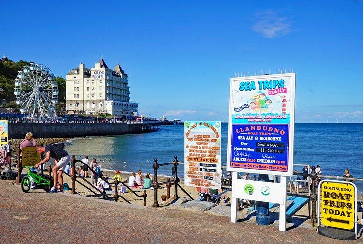 Bootsausflugsbeschilderungen an der Promenade von Llandudno