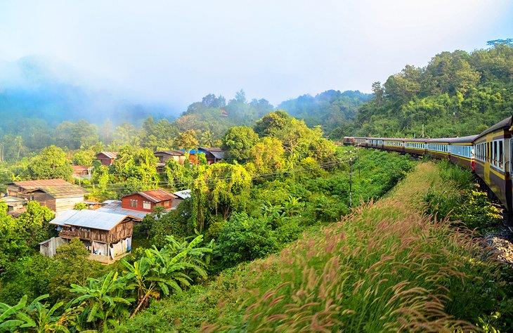 Un train de Bangkok à Chiang Mai voyageant à travers la campagne