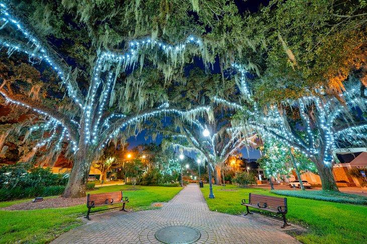 Bloxham Park en el Downtown de Tallahassee con luces navideñas
