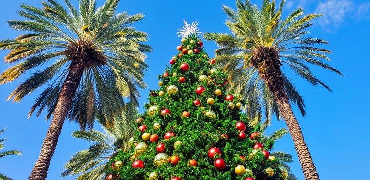 Árbol de Navidad y palmeras en South Beach, Miami