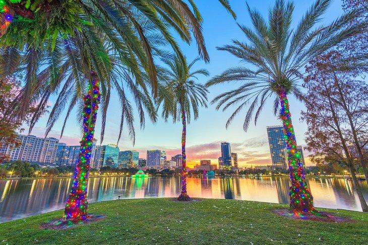 Luces de Navidad en el Lago Eola en el centro de Orlando