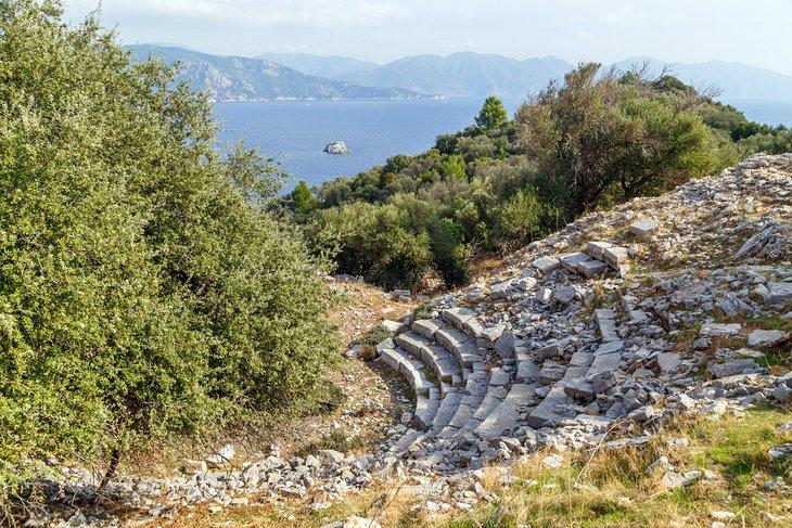 El teatro en la cima de la colina en Amos