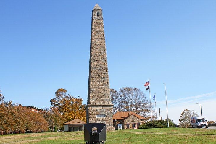 Le monument et le canon de la guerre hispano-américaine au Fort Griswold