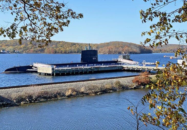 L'USS Nautilus vu depuis le parc Nautilus Overlook
