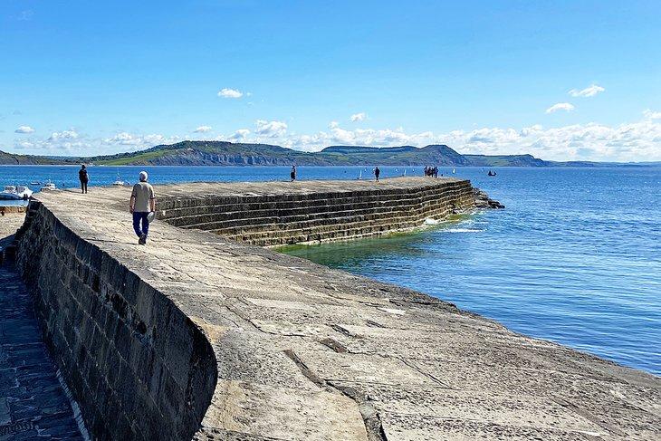 Spaziergang entlang The Cobb