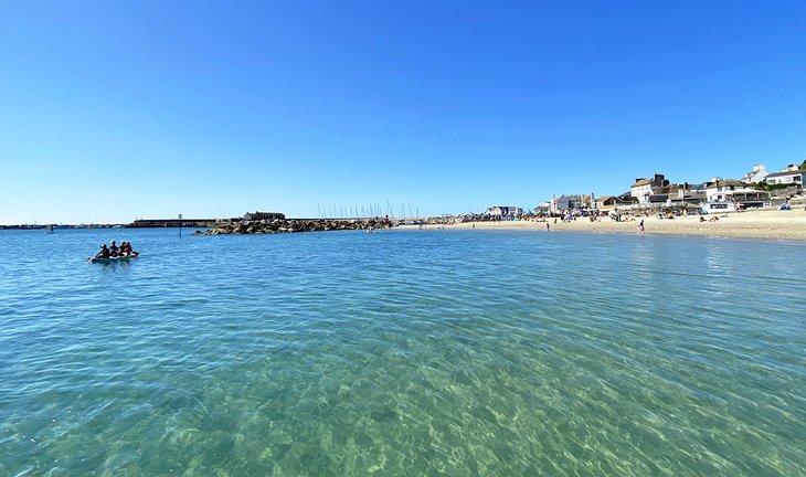 Klares Wasser vor Lyme Regis Strand