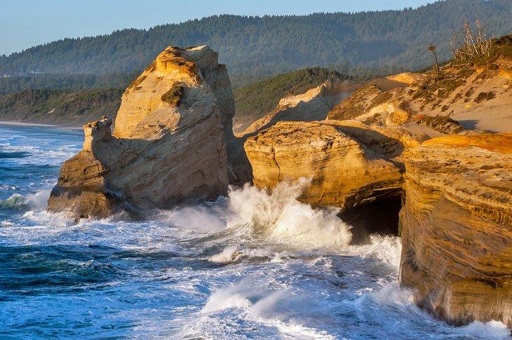 Olas rompiendo en las rocas en Cabo Kiwanda
