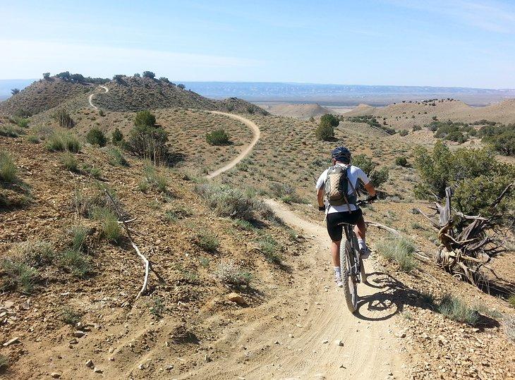 Ciclistas en un sendero de ciclismo de montaña en Fruita